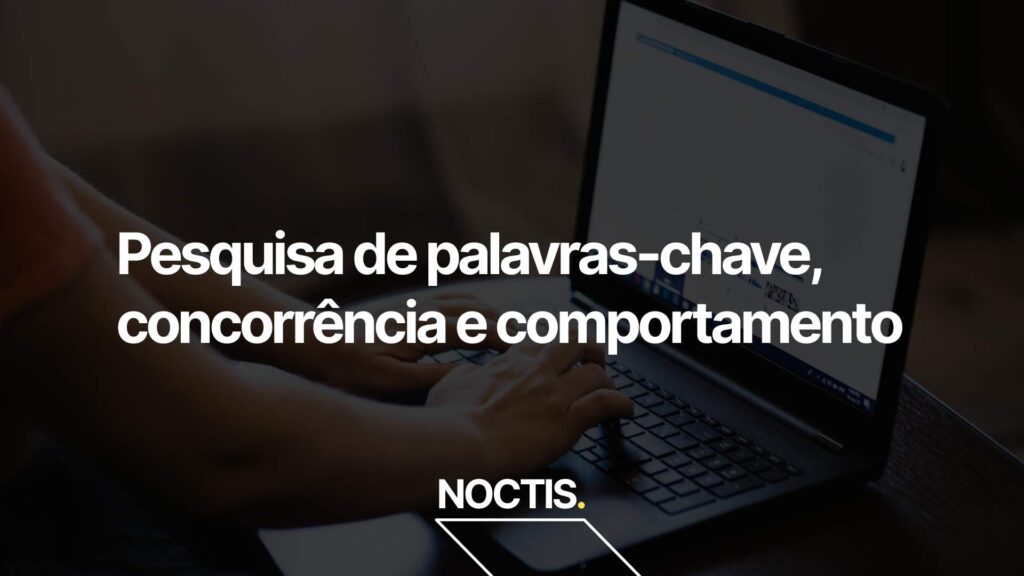Pessoa ao fundo no computador e texto sobreposto escrito pesquisa de palavras-chave, concorrência e comportamento