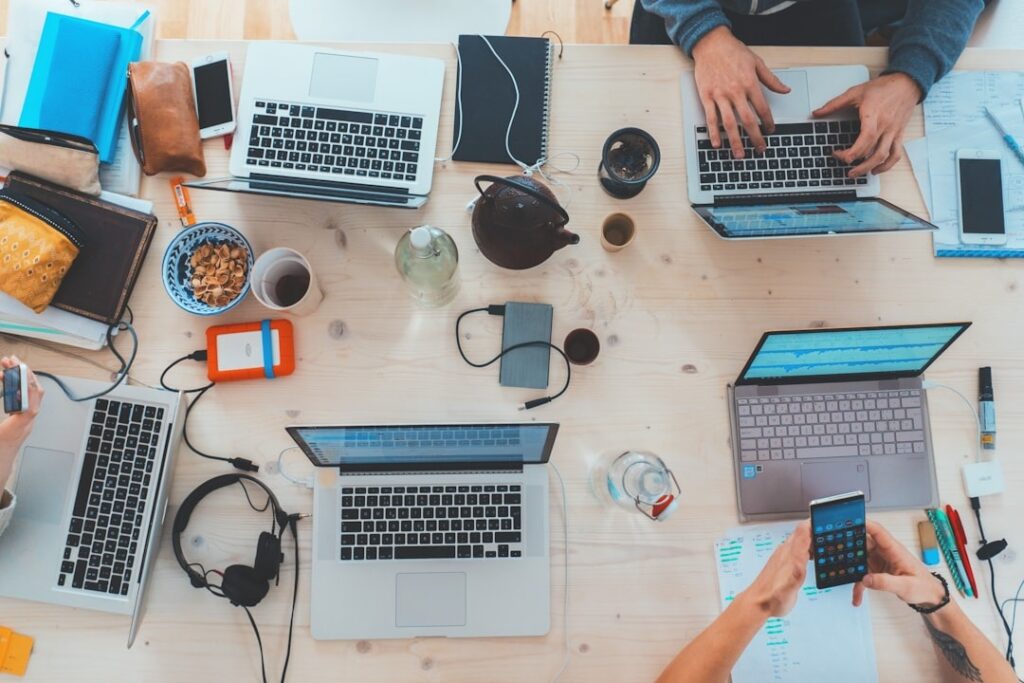 mesa com vários notebooks e copos
