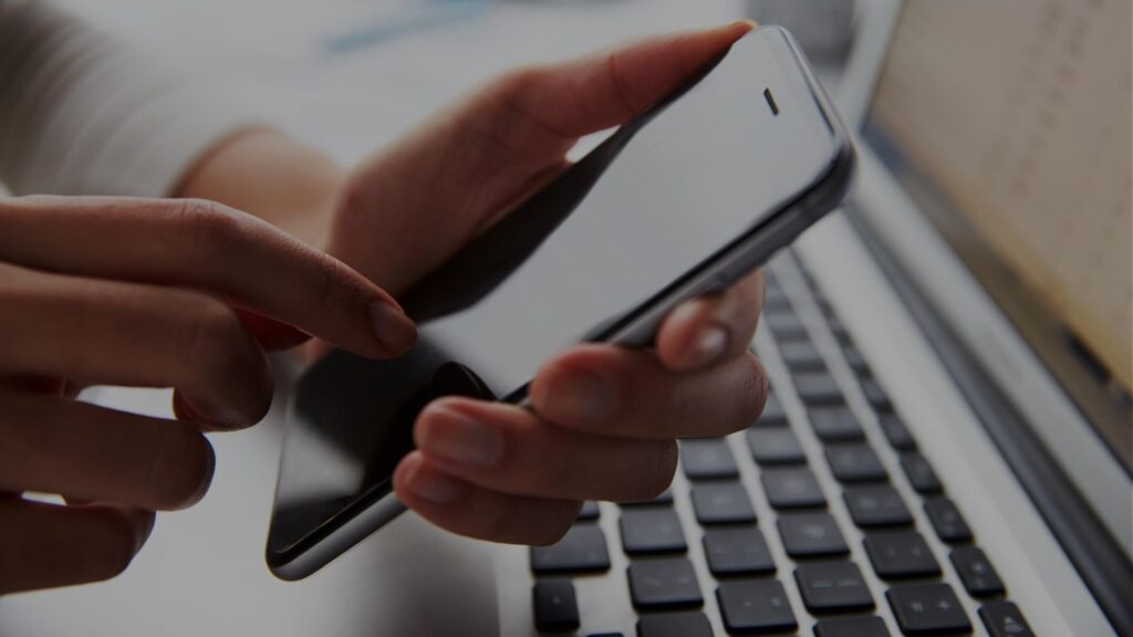 Pessoa mexendo no celular para entrar em contato com a noctis.